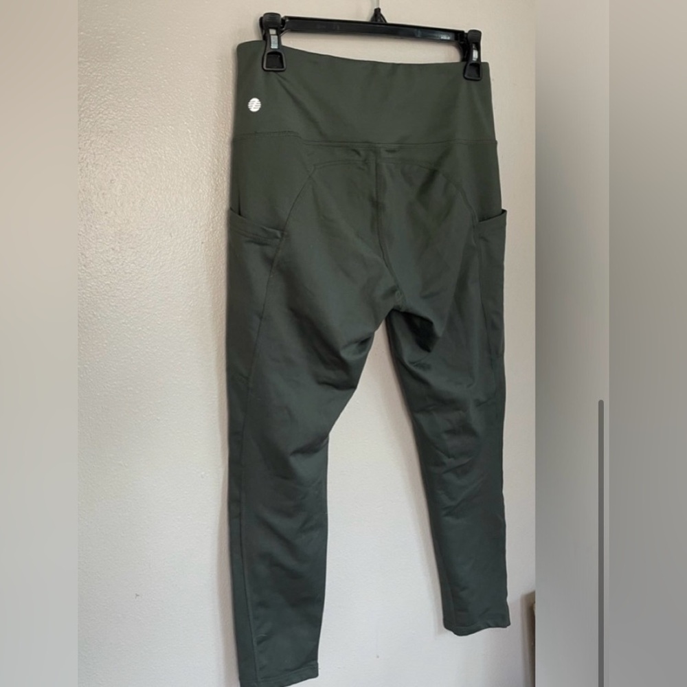 Nordstrom Zella 7/8 leggings with pockets, olive green, size medium